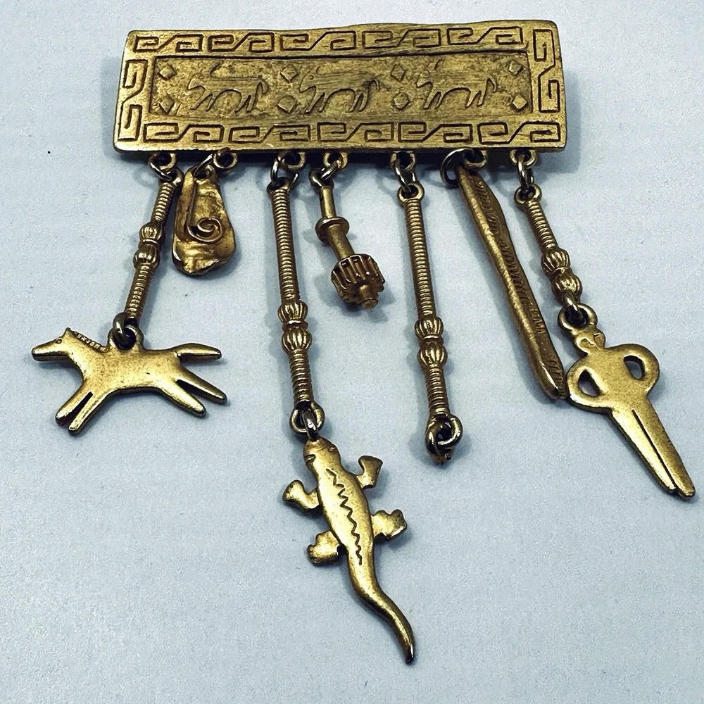 JJ‎ 1988 Southwest Style Dangle Brooch Lizard Dog Key Gold Tone Pin VTG